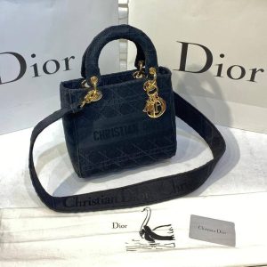 Christian dior boorso garab oo madoow ah 23x21