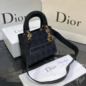 Christian dior boorso garab oo madoow ah 23x21